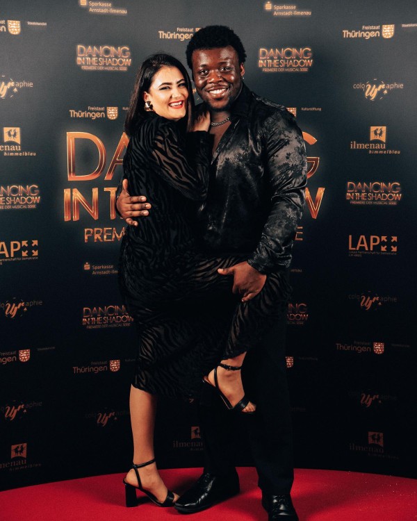 Hier könnt ihe ein paar glamouröse Looks unserer Premiere sehen. 🤩🎬Holt euch gern Inspiration für die Berlinale🐻

***************************

Here you can see some glamorous looks from our premiere. 🤩🎬

Feel free to get inspiration for the Berlinale

📷 By mgd.cam

dancingintheshadow redcarpet fashion musical